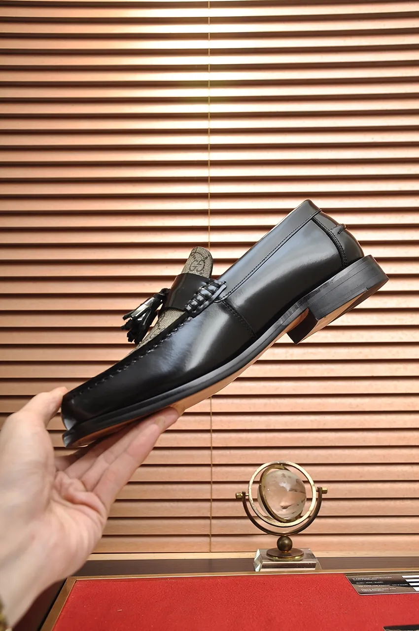 Men's shoes💰560💶Italy's top luxury men's shoe giant (GUCCI) (Gucci) (full cowhide lining) new arrival🍃Original European style🔰 Pleasant to the eye😍In order to make the shoes more durable and non-deformable🌀The production continues to follow traditional methods but there is still no lack of innovation💪Choose original sheepskin for the leather♻️ Smooth and natural And extra bright ⭐Made of imported cowhide, the first choice of rich people 38-45 (45 customized)